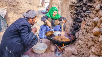 (ویدئو) نحوه پخت یک غذای محلی با بادمجان و سبزیجات به سبک زوج غارنشین افغان