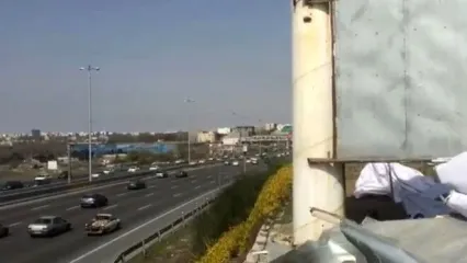 سقوط هولناک یک بیلبورد تبلیغاتی در اتوبان کرج-تهران/ ویدئو