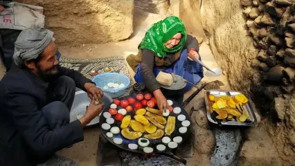 (ویدئو) نحوه پخت یک غذای سنتی با بادمجان و سیب زمینی توسط زوج غارنشین افغان