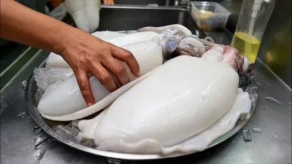 (ویدئو) غذای خیابانی در تایلند؛ پخت ماهی مرکب سرخ شده تند در بانکوک