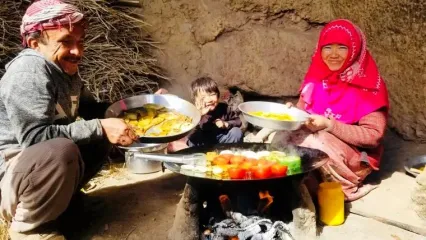 (ویدئو) نمایی از پخت یک غذای ساده با بادمجان و سیب زمینی توسط یک زوج غارنشین افغان