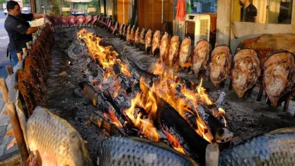 (ویدئو) غذای خیابانی مشهور در عراق؛ کباب کردن 70 ماهی بزرگ کپور دور آتش