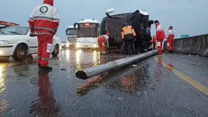 واژگونی اتوبوس در اتوبان کرج -قزوین با ۱۳ مصدوم
