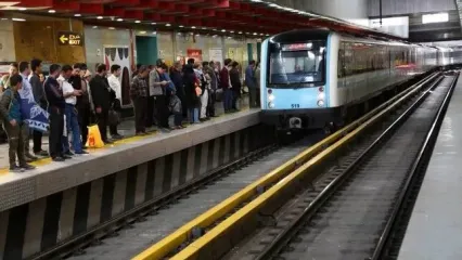 لحظه هولناک فرار مسافران روی ریل قطار در مترو تهران+ فیلم