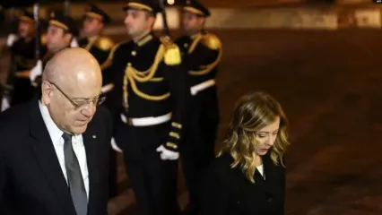 گاف عجیب نخست وزیر لبنان هنگام روبوسی با یک زن دیگر به جای نخست‌وزیر ایتالیا