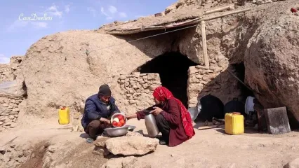 (ویدئو) نحوه طبخ یک غذای خوشمزه با بادمجان و گوجه به روش زوج غارنشین افغان