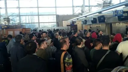 قطعی سامانه، دلیل ازدحام دریافت ارز مسافرتی در فرودگاه امام خمینی/ ویدئو