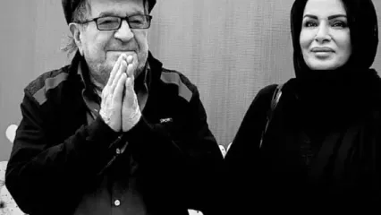 عکسی غم‌انگیز از گریه‌های رضا داوودنژاد در مراسم تشییع داریوش مهرجویی