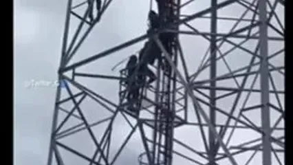 فیلم تکان‌دهنده سقوط امدادگران از بالای دکل برق هنگام تلاش برای نجات یک مرد حین خودکشی!