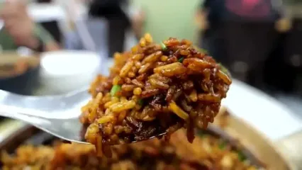 (ویدئو) غذای خیابانی در مالزی؛ نحوه پخت چلو مرغ محلی در دیگ سفالی