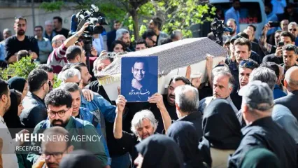 صحنه‌ای زشت و خجالت‌بار در مراسم خاکسپاری رضا داوودنژاد! + ویدئو