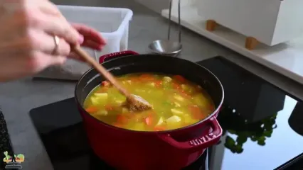 سوپ سیب زمینی: غذایی ساده، کامل و مقوی با طعمی بی‌نظیر (آموزش ویدئویی)