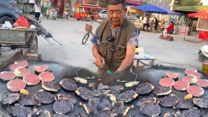 (ویدئو) غذای خیابانی در هنگ کنگ؛ نحوه پخت و سرو سوسیس خون
