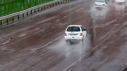 بارش باران و مه‌گرفتگی در جاده‌های ۲۱ استان