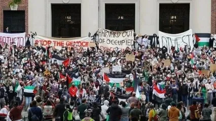 صحبت‌های گزارشگر صدا و سیما درباره تظاهرات ضداسرائیلی دانشجویان در میانه بازی فوتبال!/ ویدئو