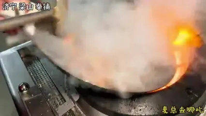 (ویدئو) غذای خیابانی در هنگ کنگ؛ برش زدن و پخت خورشت مرغ محلی