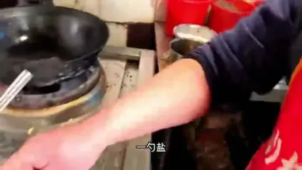 (ویدئو) غذای خیابانی در هنگ کنگ؛ نمایی از پخت واویشکای مرغ محلی
