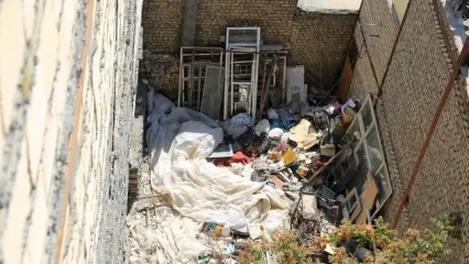 تصاویری از کشف ۹۰ خاور زباله از خانه میلیاردر روانی | لاشه گربه و سگ هم در میان زباله ها پیدا شد