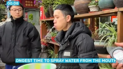 (ویدئو) مرد چینی با فوران مداوم آب از دهان به مدت 6 دقیقه رکورد زد
