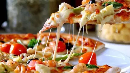 راز پیتزای فوق‌العاده با پنیر پیتزا کشدار خانگی: فقط با 2 ماده اولیه!