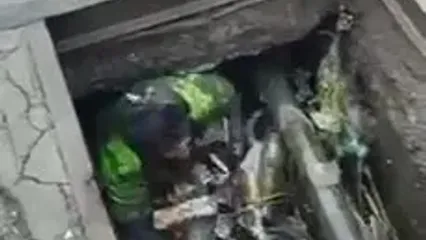 (ویدئو) تصویری پربازدید از یک کارگر شهرداری در کانال آب