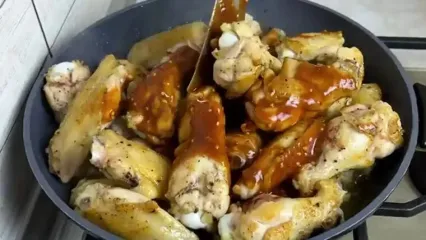 (ویدئو) طرز پخت متفاوت بال مرغ به سبک لهستانی ها با نوشابه کوکاکولا