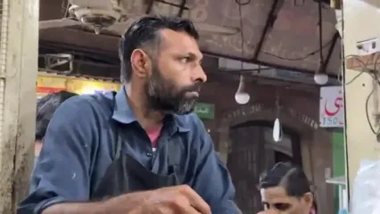 (ویدئو) غذای خیابانی در پاکستان؛ پخت و سرو 500 کیلو آب نخود با مرغ و تخم مرغ