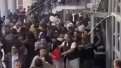 (ویدئو) ازدحام شدید و شکستن شیشه‌ ها در کنسرت معین در ترکیه