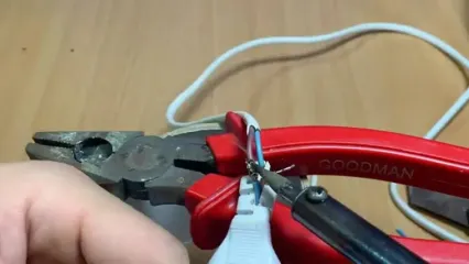 (ویدئو) یک تکنیک عالی برای اتصال مجدد سیم برق قطع شده به دو شاخه