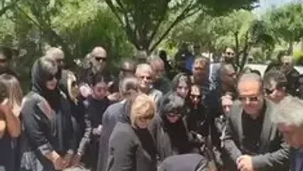 ویدئو/ گریه تلخ لیلا حاتمی هنگام به خاکسپاری مادرش
