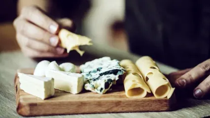 پنیر، دوست داشتنی اما خطرناک! زیاده‌روی در مصرف آن چه بلایی بر سرمان می‌آورد؟