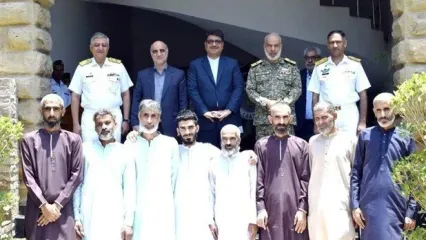 ۸ خدمه ایرانی نجات یافته توسط پاکستان به کشور بازگشتند