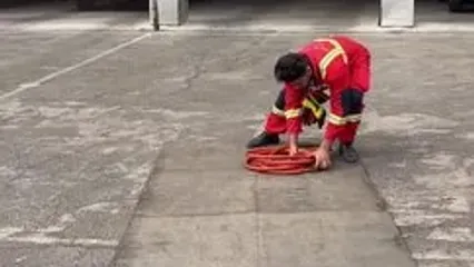 (ویدئو) جمع کردن شیلنگ توسط آتش نشان در 3 ثانیه!