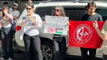 اعتراضات ضدصهیونیستی به گرجستان رسید/ "از نهر تا بحر" در دستان دانشجویان گرجی