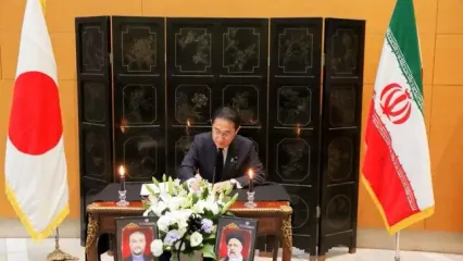 نخست‌ وزیر ژاپن دفتر یادبود رئیس‌جمهور و وزیر خارجه شهید را امضا کرد + عکس