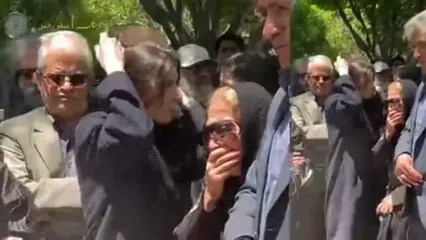 (ویدیو) خنده های باورنکردنی لیلا حاتمی در خاکسپاری مادرش!