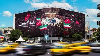 ثبت بدرقه ۱۲ میلیونی رئیس جمهور شهید روی دیوارنگاره میدان انقلاب