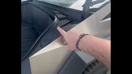 مالک سایبرتراک در تلاش برای نشان دادن ایمنی خودرو انگشت خود را می شکند!