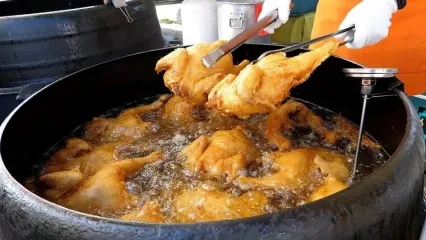 (ویدئو) غذای خیابانی مشهور در کره؛ پخت صدها مرغ سوخاری در سئول