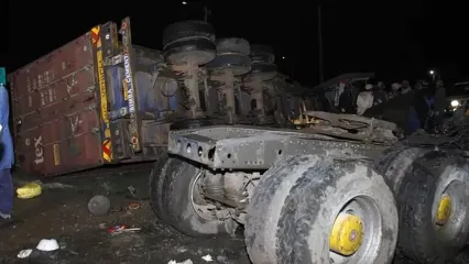 تصادف و واژگونی 2 کامیونت در بزرگراه آزادگان / صبح امروز رخ داد