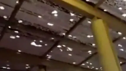 تگرگ امروز سقف ورودی ایستگاه متروی هفده‌شهریور مشهد را سوراخ کرد/ ویدئو