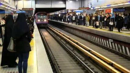 رفتار غیراخلاقی مامور مترو در مواجهه با یک خانم