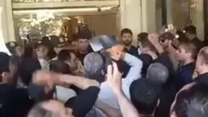 فیلم خشم عزاداران از فریبکاری خبرنگار اروپایی در مراسم تشییع پیکر رییس جمهور شهید / همه به هتل اسپیناس هجوم بردند