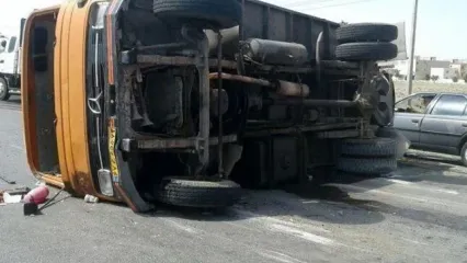 واژگونی کامیونت در بزرگراه آزادگان