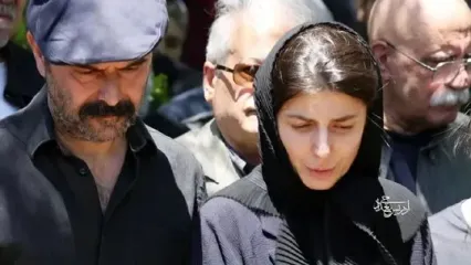 چهره غمگین لیلا حاتمی در مراسم خاکسپاری مادرش