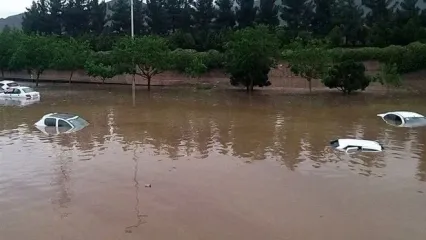 سیلاب وحشتناک در خیابان‌های مشهد/ آب خودروها را برد + فیلم