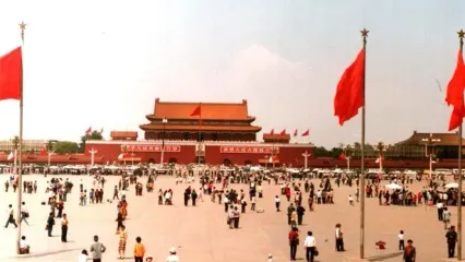 (عکس) فردای سرکوب اعتراضات در میدان تیان‌آن‌من، پکن؛ سال ۱۹۸۹