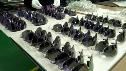 (ویدئو) تولید انبوه عینک‌های اسپورت در کره جنوبی؛ با قابلیت خودکار تنظیم نور