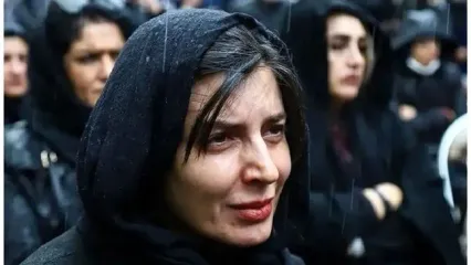 سوگواری لیلا حاتمی برای مادرش/پیکر «زری خوشکام» در قطعه هنرمندان بهشت زهرا  به خاک سپرده شد+عکس
