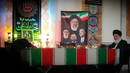 رهبر انقلاب بر پیکر رئیس‌جمهور و همراهان ایشان نماز اقامه می‌کنند